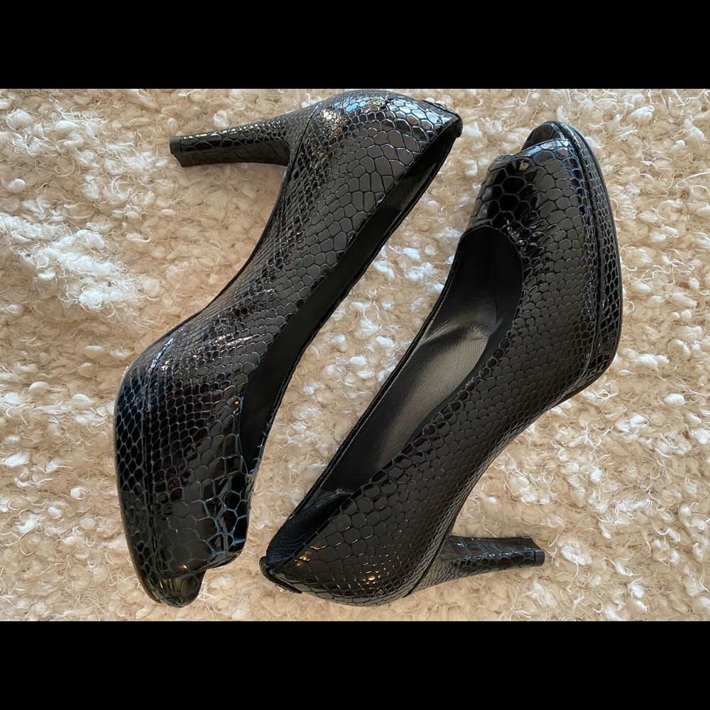 Immaculate Stuart Weitzman black reptile peep-toe pump - 8